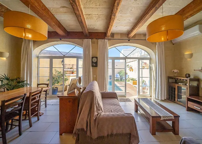 4 Bedroom Holiday Home With Private Pool