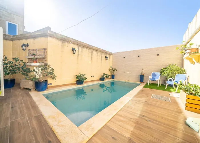 4 Bedroom Holiday Home With Private Pool